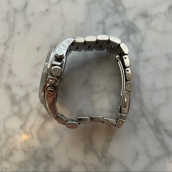 Michael Kors Silver-Tone Oversize Quartz Watch - Picture 4 of 5